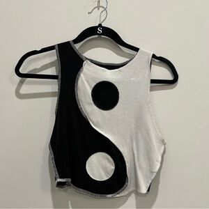 Super cute yin yang crop top, size S